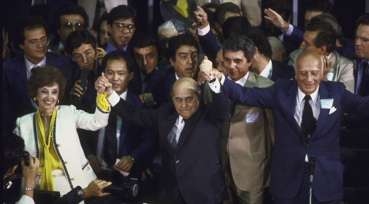Tancredo Neves festeja vitória nas eleições indiretas de 1985, as últimas antes do retorno do voto direto para presidente do Brasil