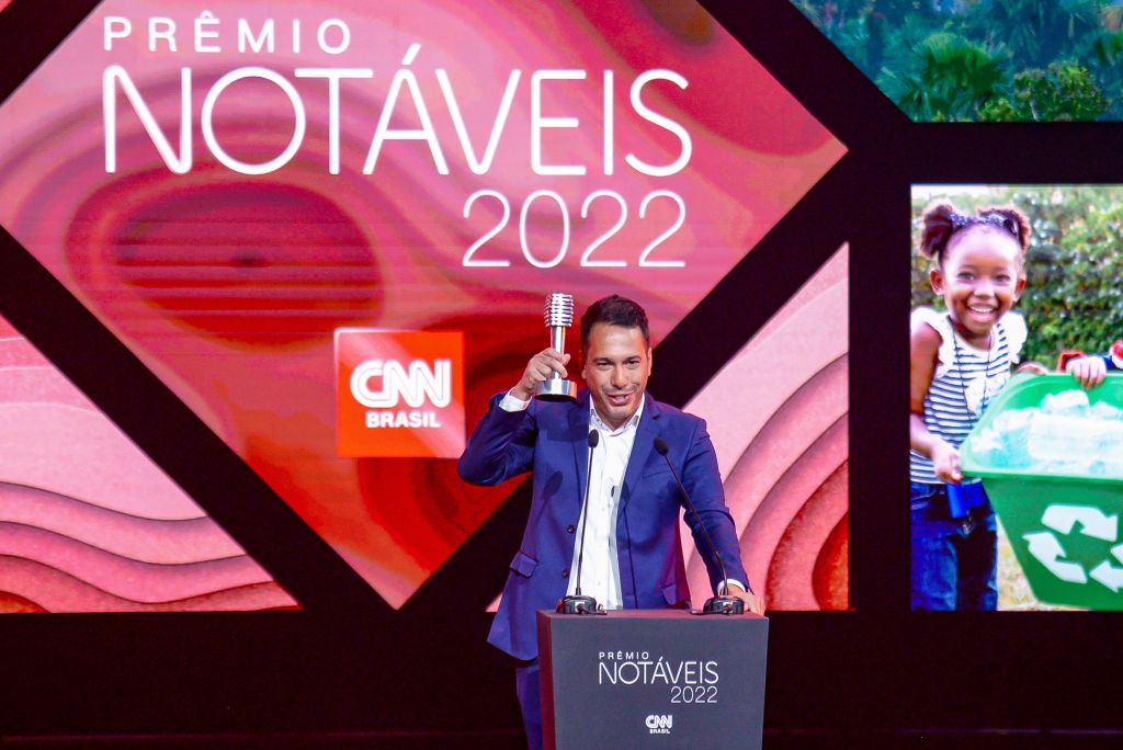 Tiago Soares, gerente-executivo de Sustentabilidade e Brand Experience do Banco BV, recebe o Prêmio Notáveis CNN 2022 na categoria Meio Ambiente