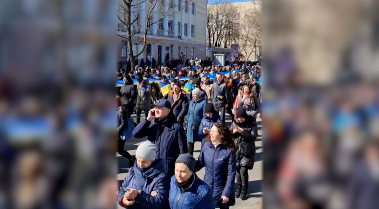 Manifestantes nas ruas de Kherson, contra a ocupação russa