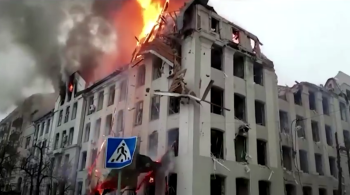 Bombeiros foram vistos lutando contra o incêndio quando parte da estrutura desabou; não ficou imediatamente claro se houve vítimas no ataque ao departamento de polícia