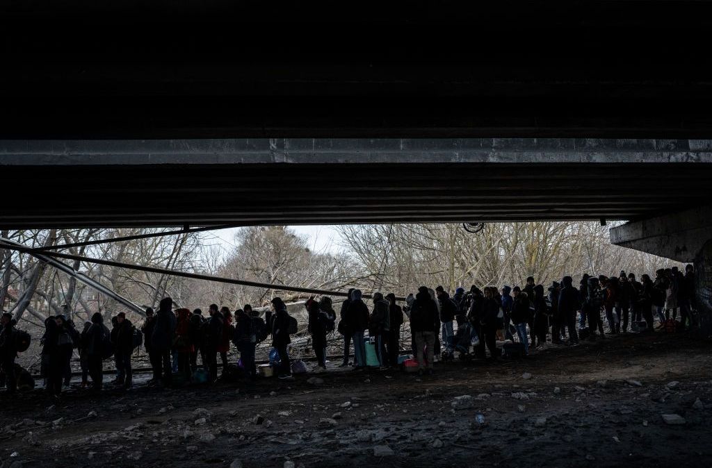 Pessoas evacuam a cidade de Irpin, a noroeste de Kiev, no décimo dia da guerra Rússia-Ucrânia em 5 de março de 2022