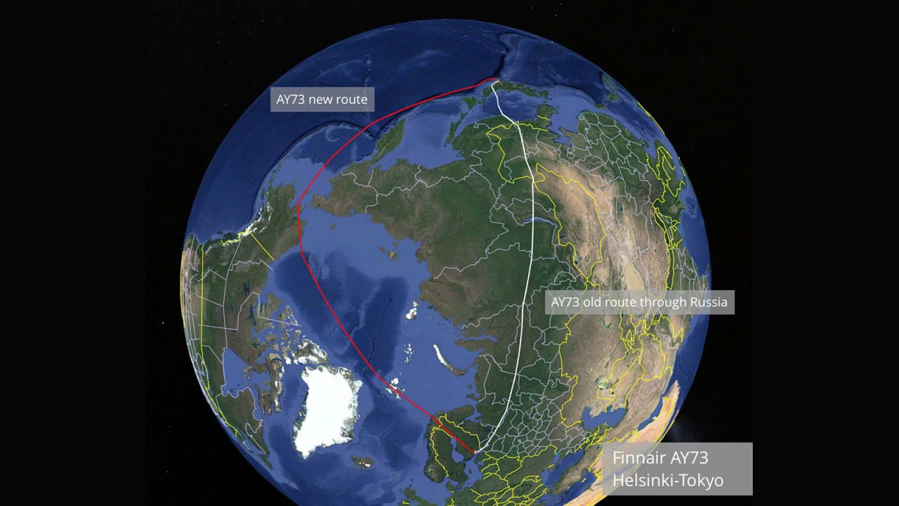 Rotas do voo AY73 da Finnair antes (em branco) e depois (em vermelho) do fechamento do espaço aéreo russo