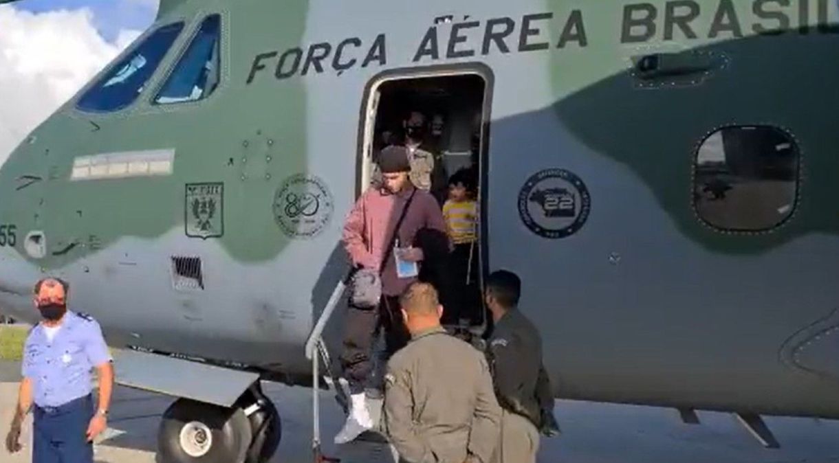 Desembarque de passageiros de dentro do avião da FAB em Recife, Pernambuco