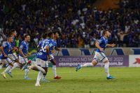 Cruzeiro vence, reverte vantagem do Athletic e se aproxima da final do Mineiro