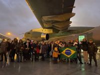 Avião da FAB parte da Polônia com brasileiros e animais resgatados da guerra