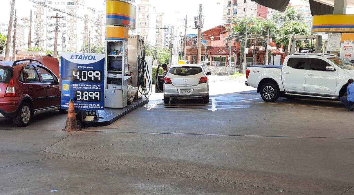 Posto em Ribeirão Preto (SP) já reajustam preço dos combustíveis no dia de anúncio da Petrobras