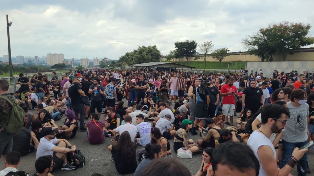 Pessoas são barradas na entrada do Lollapalooza. Evento foi interrompido neste domingo por conta das chuvas