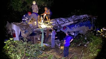 Veículo caiu em ribanceira na rodovia PR-090, no município de Sapopema; autoridades não sabem origem e destino de viagem