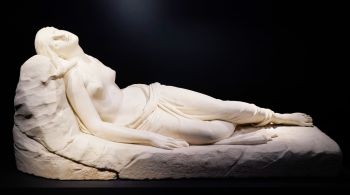 Conhecida como a "obra-prima perdida" do escultor neoclássico italiano, Antonio Canova "Maddalena Giacente" foi esculpida na década de 1920