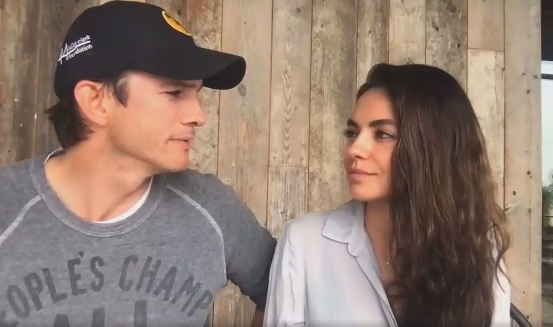 Ashton Kutcher e Mila Kunis no início de 2022, anunciando ajuda aos refugiados ucranianos