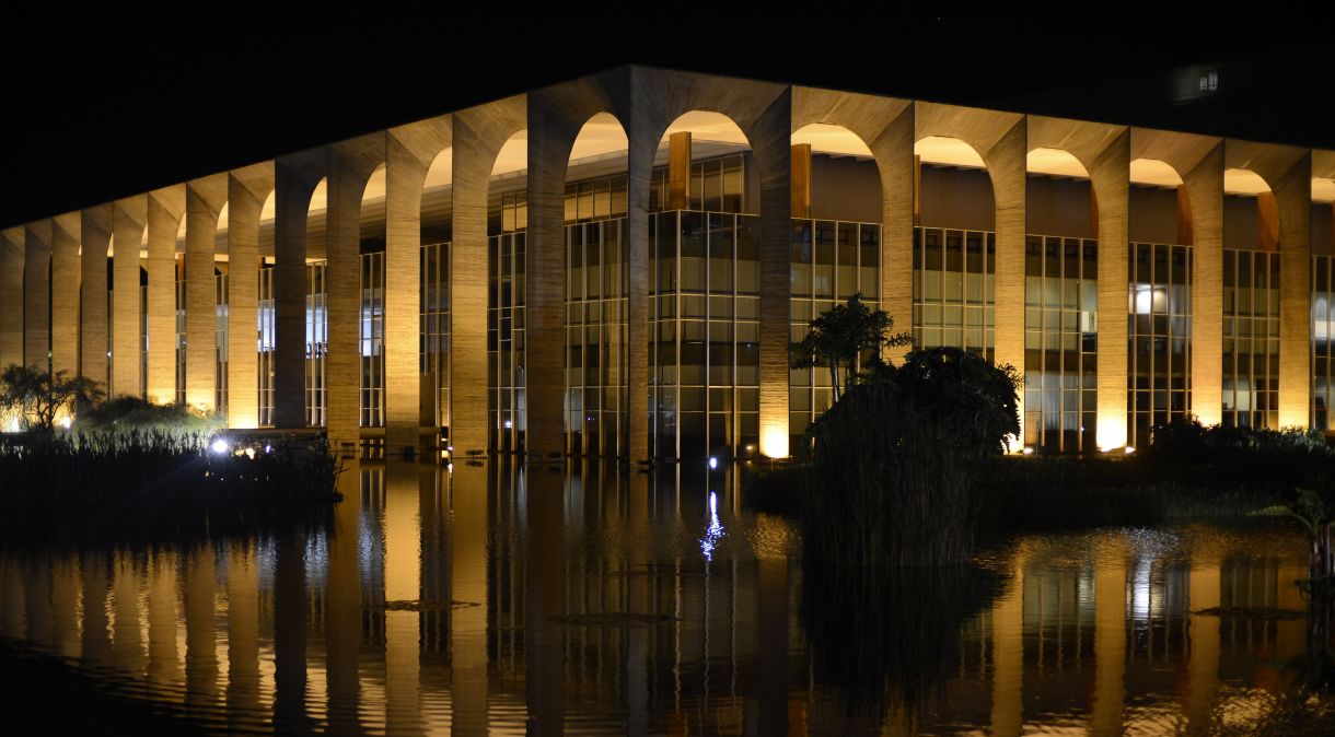 Imagem noturna do Palácio do Itamaraty, em Brasília
