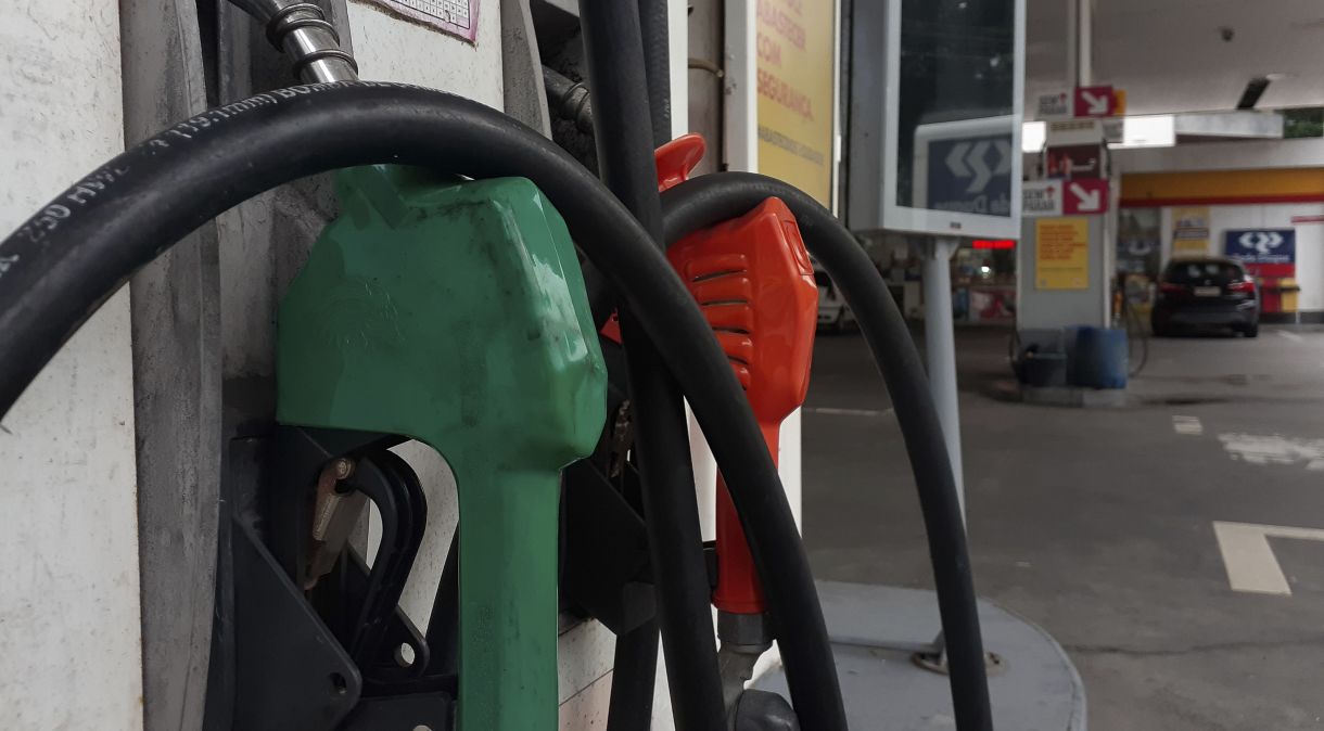 Segundo a Abicom, o litro da gasolina custa R$ 0,85 menos que o praticado no mercado internacional