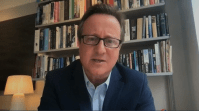 David Cameron diz à CNN que Putin é “efetivamente um criminoso de guerra”