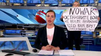 Marina Ovsyannikova interrompeu a transmissão do principal noticiário russo com um cartaz pedindo o fim da guerra no Leste Europeu