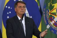 Bolsonaro deixa hospital após ser internado com dores abdominais