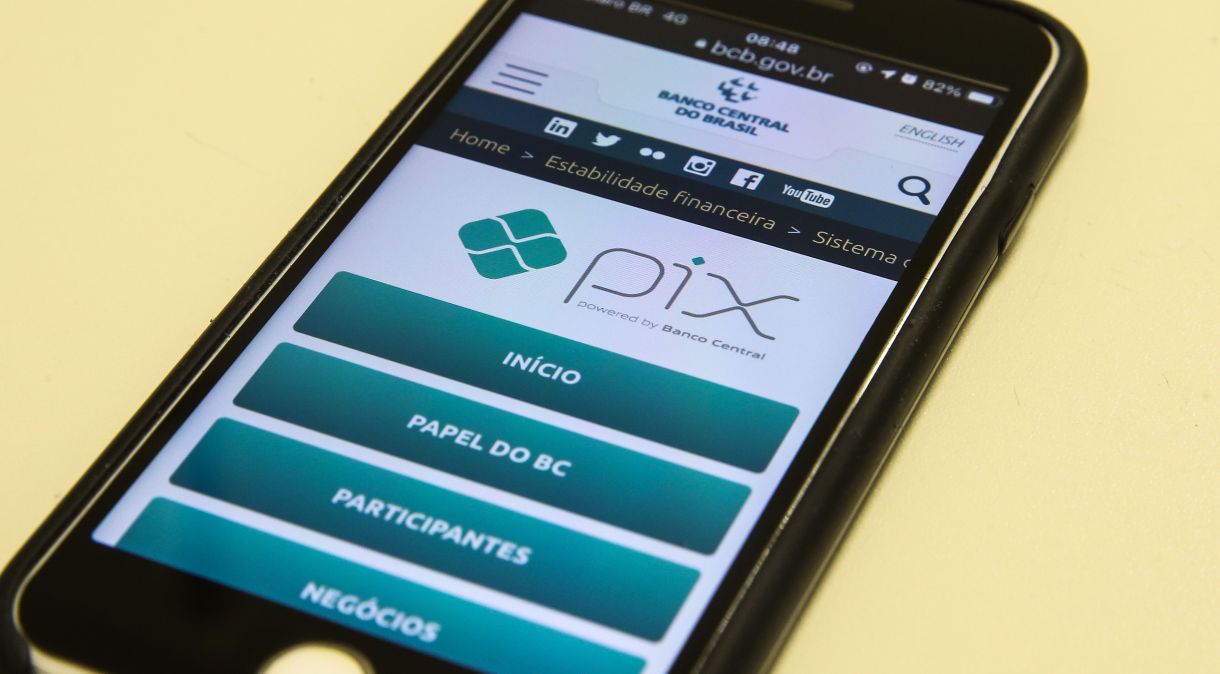 Pix é o pagamento instantâneo brasileiro. O meio de pagamento criado pelo Banco Central (BC) em que os recursos são transferidos entre contas em poucos segundos, a qualquer hora ou dia