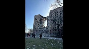 Segundo serviço de emergência do país, socorristas trabalham no local atingido por um foguete russo; metade do prédio foi destruído pelo ataque
