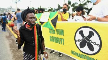 Manifestantes pedem por reparações pela escravidão, e alguns pedem a independência de países da Commonwealth