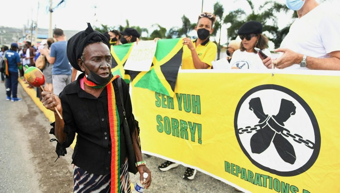 Manifestantes pedem reparações pela escravidão na entraada da Alto Comissariado Britânico durante a visita do Duque e da Duquesa de Cambridge a Kingston, na Jamaica, em 22/03/2022