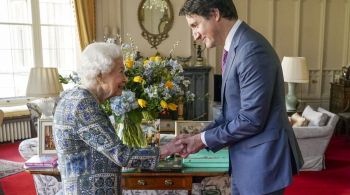 Monarca britânica, de 95 anos, retorna às funções oficiais depois de sofrer sintomas leves da Covid-19 e cancelar vários compromissos