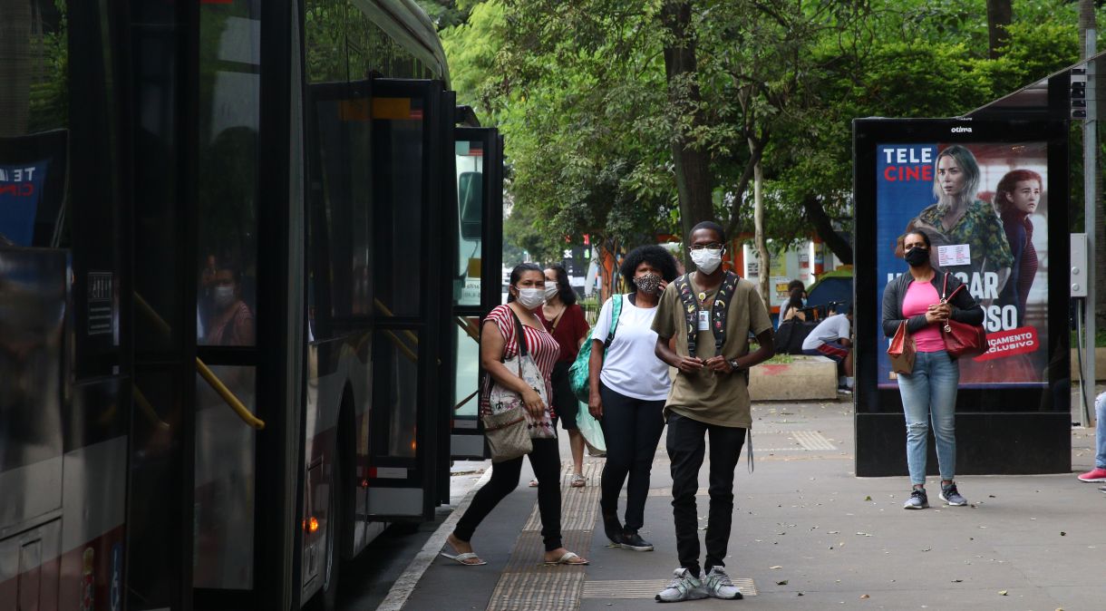 São Paulo: circulação de pedestres na Avenida Paulista após liberação do uso da máscaras
