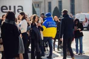 Grandes conglomerados anunciaram doações de milhões, modelos em silêncio na passarela, trilhas sonoras com mensagens de paz: confira os momentos de reflexão e solidariedade durante a semana de moda parisiense