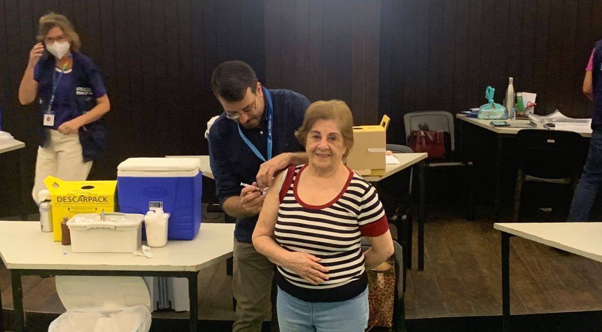Laila Simão, de 85 anos, foi a primeira idosa vacinada com a segunda dose de reforço na cidade do Rio