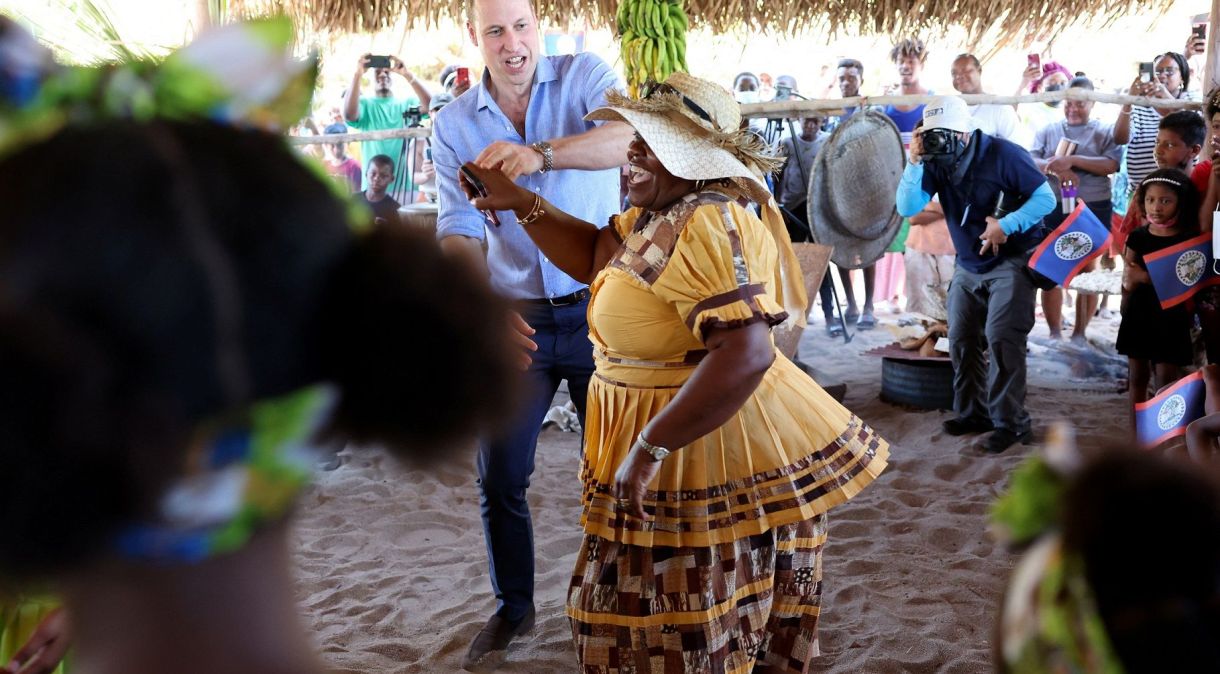 Príncipe William dança durante visita a Belize, nesse domingo, 20 de março