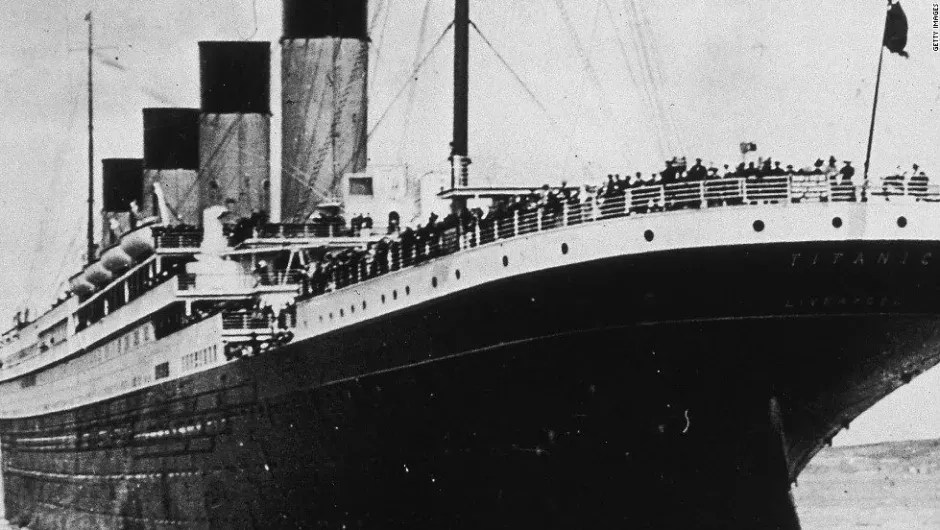 Titanic prester a zarpar do porto de Southampton, na Inglaterra.