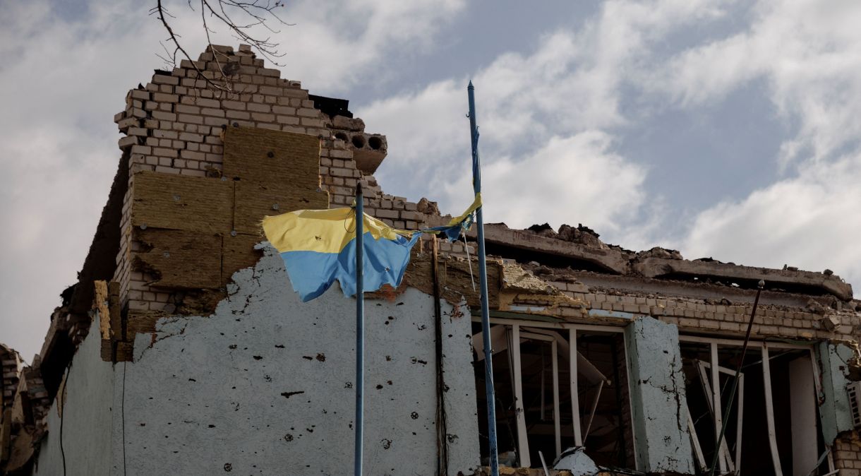 Bandeira da Ucrânia em prédio destruído por bombardeio em Derhachi, na Ucrânia
