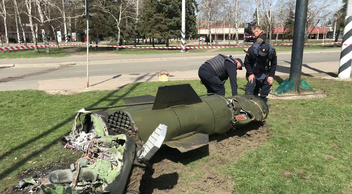 Homem inspeciona restos de míssil perto de estação de trem em Kramatorsk, na Ucrânia