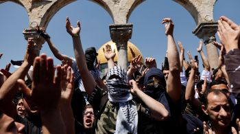 Milhares de palestinos se reuniram num complexo ladeado de árvores que cerca a mesquita de Al-Aqsa para orações nesta sexta-feira (15)