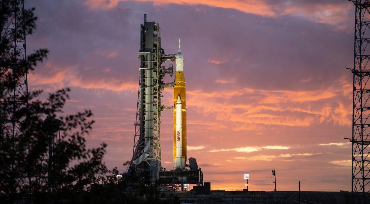 A pilha de foguetes Artemis I pode ser vista ao nascer do sol em 23 de março no Kennedy Space Center, na Flórida.