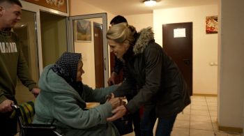 Moradora de uma cidade que sofre com bombardeios, a idosa disse que à CNN que passava as noites na escuridão enquanto rezava pelo fim da guerra