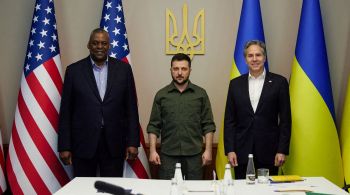 Antony Blinken e Lloyd Austin se reuniram com o president ucraniano Volodymyr Zelensky neste domingo (24)