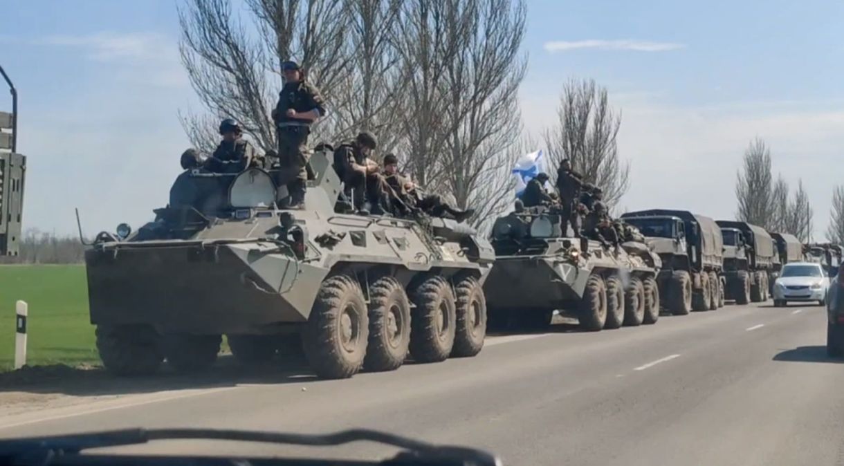 Uma grande coluna de veículos militares russos é vista perto de Matveev Kurgan, um assentamento na região russa de Rostov.