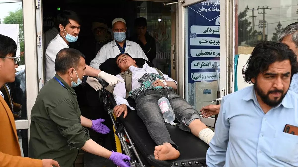 Equipe médica ajuda menino ferido em explosão