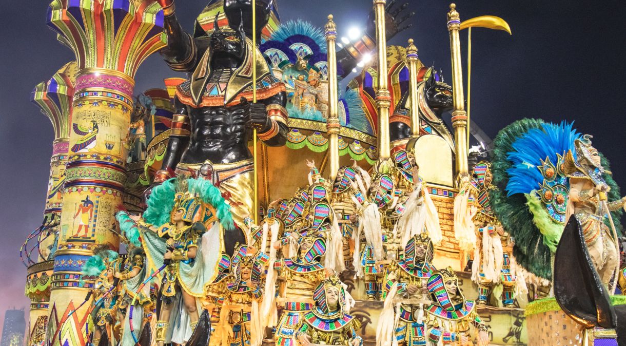 Desfile da escola Rosas de Ouro durante o Carnaval de São Paulo 2022