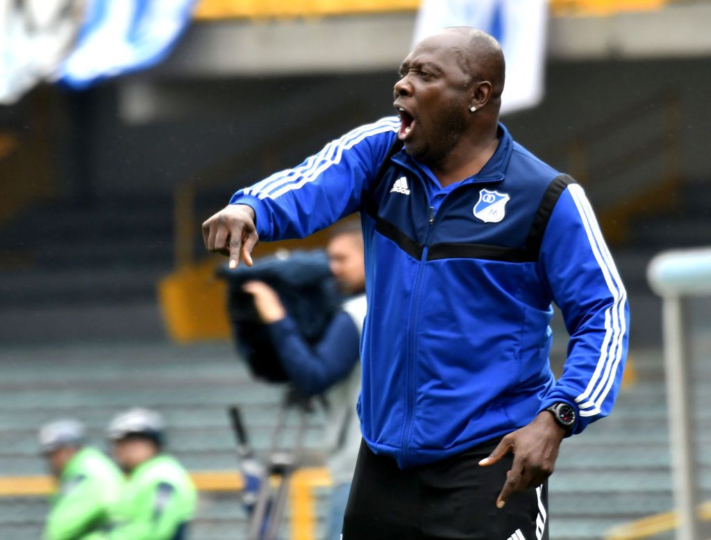 Freddy Rincon, no posto de treinador assistente do Millonarios durante uma partida entre Millonarios e Atlético Huila