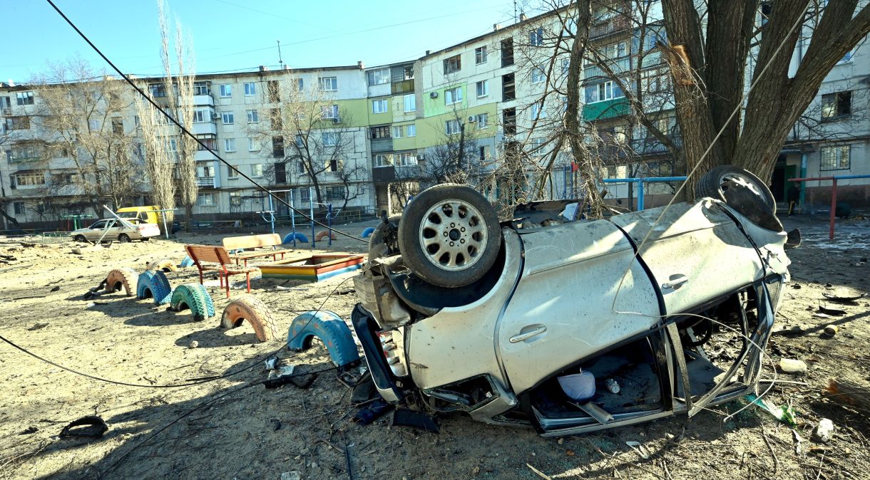 Carro capotado é visto no pátio de um prédio de apartamentos após o bombardeio de tropas russas em Sievierodonetsk, na região de Luhansk, leste da Ucrânia