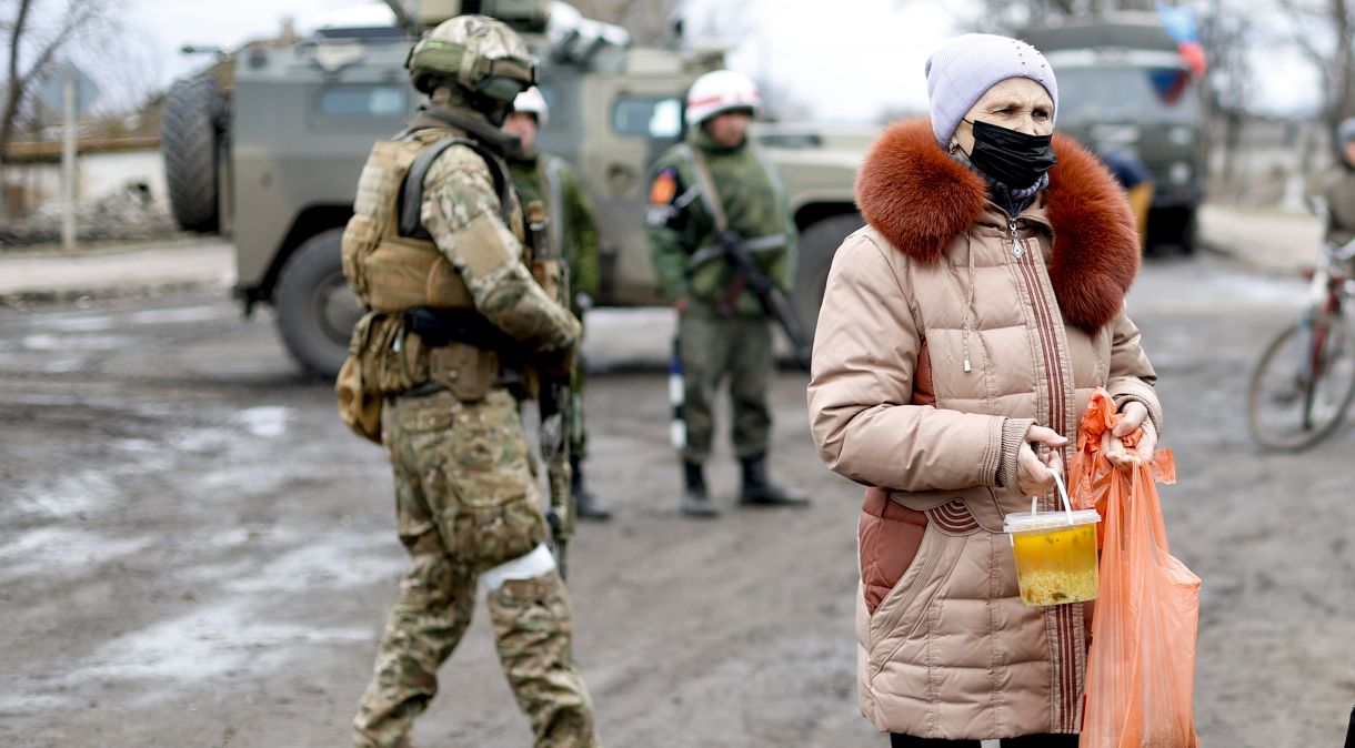 Cidadãos recebem ajuda humanitária em Tryohizbenka, Luhansk, em meio a nova rodada de ataques à região