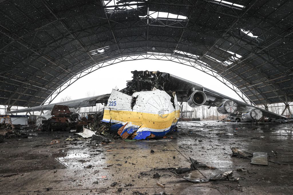 Visão frontal do Antonov An-225 Mriya, o maior avião cargueiro do mundo, que foi destruído na Ucrânia