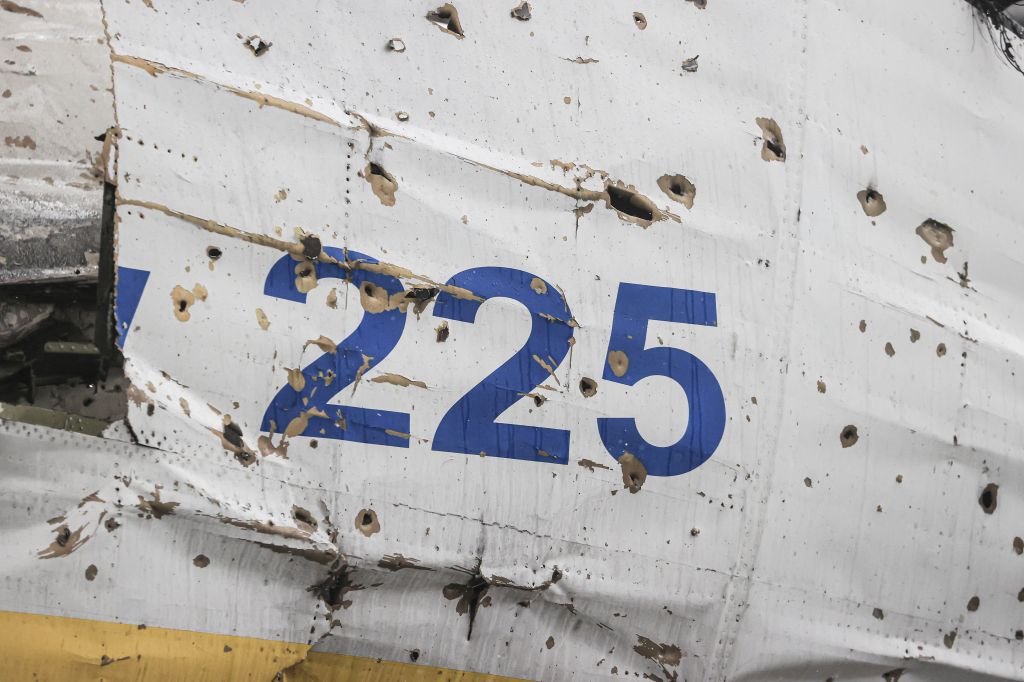 Fuselagem do Antonov An-225 Mriya cravada de balas; avião era o maior cargueiro do mundo