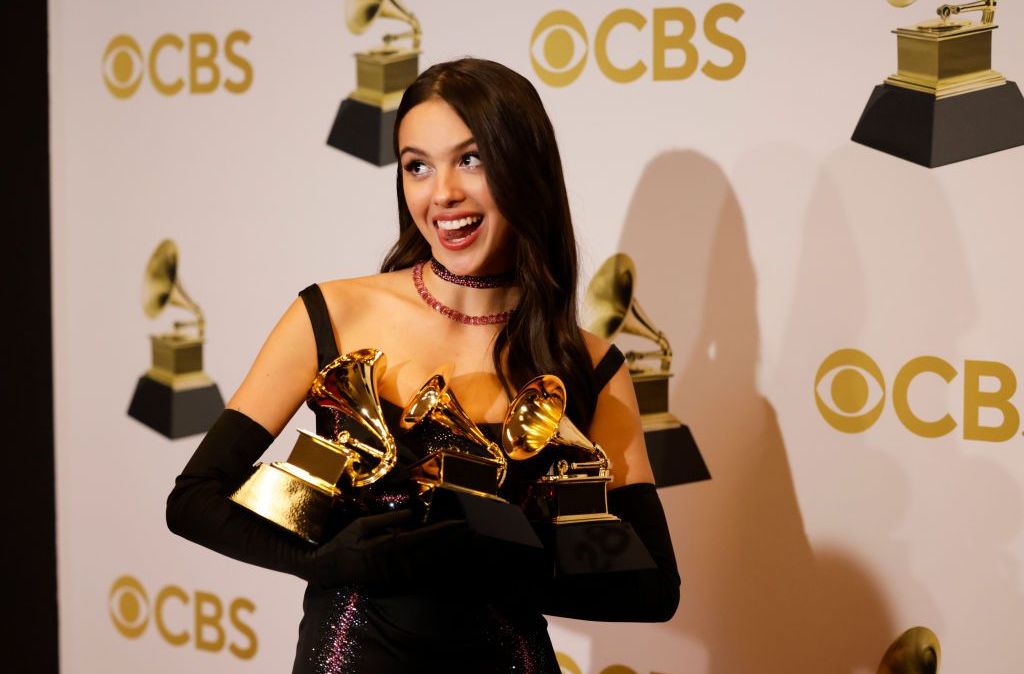 Olivia Rodrigo posa com seus três prêmios Grammy, conquistados na noite de domingo (3)