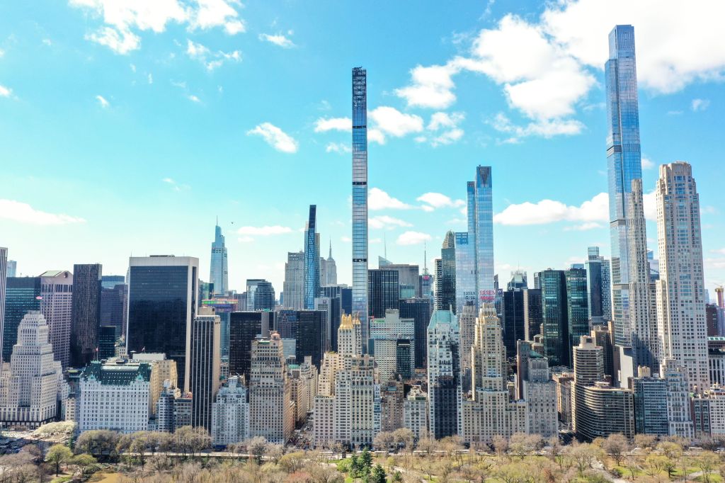 Arranha-céu mais estreito do mundo fica perto do Central Park, em Nova York