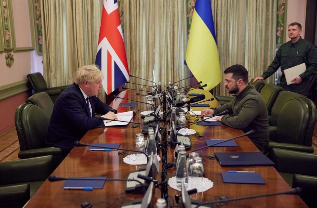Boris Johnson e Volodymyr Zelensky durante encontro em abril