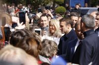 Macron e Le Pen votam na França; última pesquisa aponta empate entre ambos