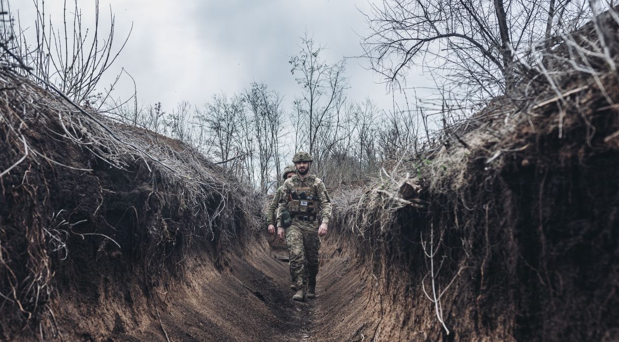 Soldados ucranianos na linha de frente no Donbass, leste da Ucrânia, em 11 de abril de 2022