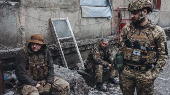 Guerra na Ucrânia entrou em nova fase após reorganização das tropas russas; especialistas esperam por batalha iminente no leste do país