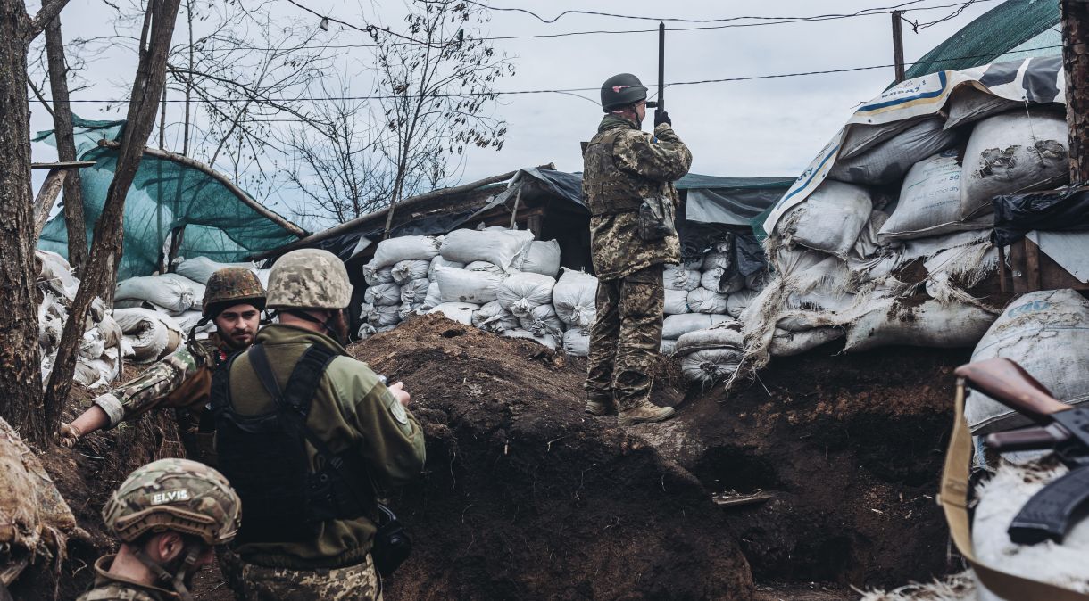 Soldados ucranianos na linha de frente na região de Donbass, leste da Ucrânia